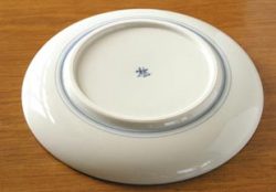砥部焼・梅山窯 からくさもようの大皿(8寸)の底面