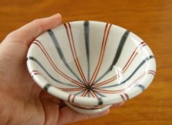 砥部焼・梅山窯 あさがお小鉢を手に持って