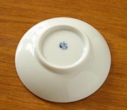 砥部焼・梅山窯 豆小皿(ふうしゃ)の底面
