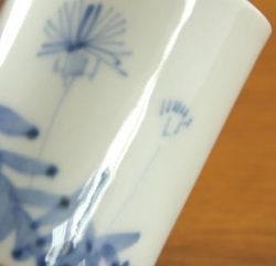 砥部焼・森陶房 たんぽぽの筒湯のみ(大)の絵付け