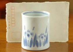 砥部焼・森陶房 あやめの筒湯のみ(大)をはがきと比較して