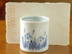 砥部焼・森陶房 あやめの湯のみ(小)をはがきと比べて