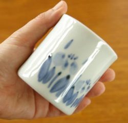 砥部焼・森陶房 あやめの筒湯のみ(小)を手に