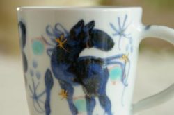 砥部焼・西岡工房 うまのマグカップの絵付け