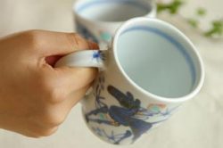 砥部焼・西岡工房 うまのマグカップを手に持って