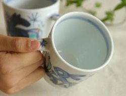 砥部焼 うさぎのマグカップを手に持って