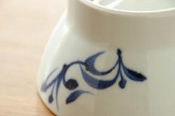 砥部焼・千山窯 青からくさの茶碗の絵付け