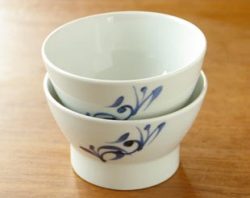 砥部焼・千山窯 青からくさの茶碗を重ねて