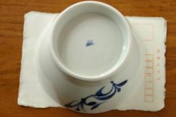 砥部焼・千山窯 青からくさの茶碗をはがきと比較