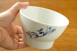 砥部焼・千山窯 青からくさの茶碗を手に