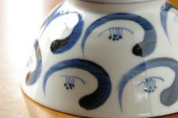 砥部焼・陶房遊 つばきの茶碗の絵付け