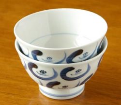 砥部焼・陶房遊 つばきの茶碗を重ねて