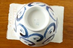 砥部焼・陶房遊 つばきの茶碗をはがきと比較して