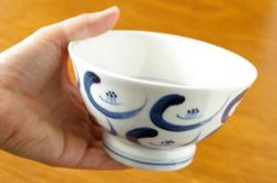 砥部焼・陶房遊 つばきの茶碗を手に