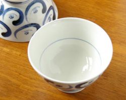 砥部焼・陶房遊 つばきの茶碗を上から見て