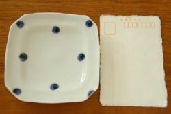 砥部焼・梅乃瀬窯 水玉もようの角皿をはがきと比較