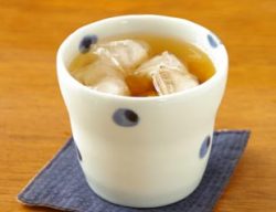 砥部焼・梅乃瀬窯 水玉もようのフリーカップにお茶を