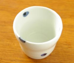 砥部焼・梅乃瀬窯 水玉もようのフリーカップを上から見て