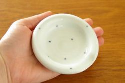砥部焼・梅乃瀬窯 プチプチ柄の箸置きを手にのせて