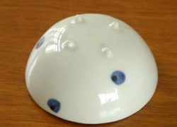 砥部焼・梅乃瀬窯 水玉のコロコロの底面