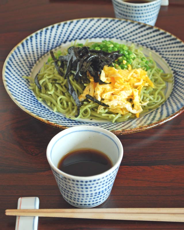 砥部焼・中田窯 ドット模様のそばちょこにそばつゆを