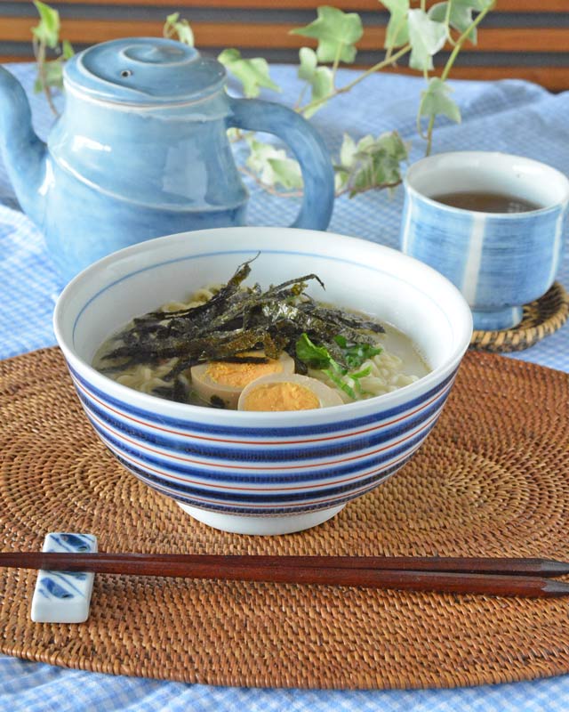 砥部焼 こまの反うどん鉢にラーメンを