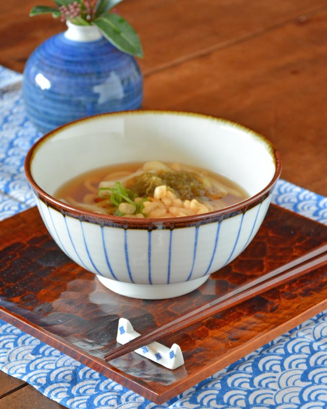 砥部焼 縁紅とくさの反うどん鉢にうどんを